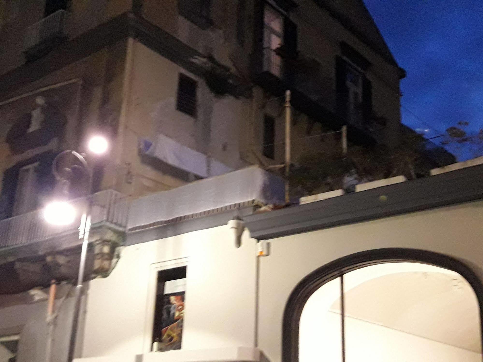 B&B Palazzo Satriano เนเปิลส์ ภายนอก รูปภาพ